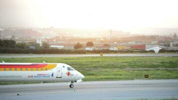 Málaga, Spanien, 2018 - - Flugzeug Passagier im Flughafen Runway beim Sonnenuntergang video