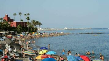 Benalmadena, Spanien, 2018 - - Menschen Baden im ein Mittelmeer Strand beim Sonnenuntergang video