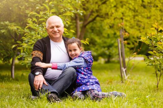 hermosa nieta visitando su mayor tipo abuelo. foto