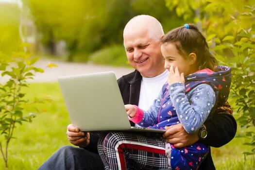 hermosa nieta visitando su mayor tipo abuelo. foto