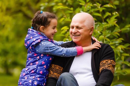 hermosa nieta visitando su mayor tipo abuelo. foto