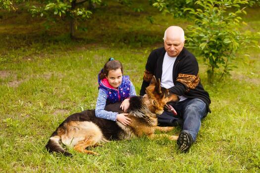 hermosa nieta visitando su mayor tipo abuelo. foto