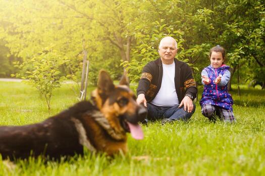 hermosa nieta visitando su mayor tipo abuelo. foto