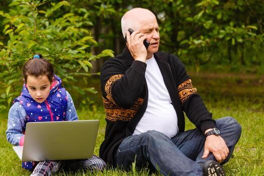 hermosa nieta visitando su mayor tipo abuelo. foto