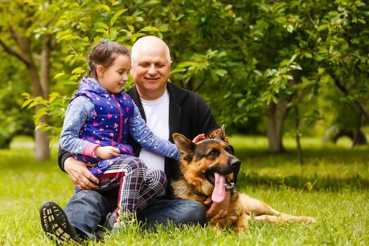 hermosa nieta visitando su mayor tipo abuelo. foto