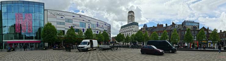 panorámico ver de céntrico compras centro comercial a central lutón ciudad de Inglaterra Reino Unido. mayo 5to, 2023 foto