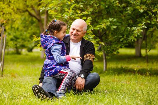 hermosa nieta visitando su mayor tipo abuelo. foto