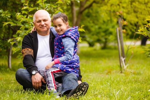 hermosa nieta visitando su mayor tipo abuelo. foto