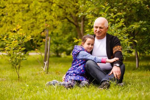 hermosa nieta visitando su mayor tipo abuelo. foto