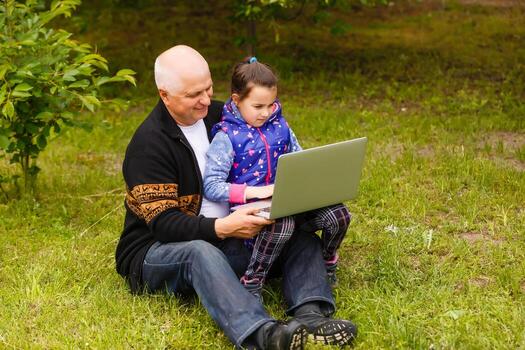 hermosa nieta visitando su mayor tipo abuelo. foto