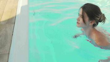 jung Frau Schwimmen im das Schwimmbad auf ein heiß Sommer- Tag video