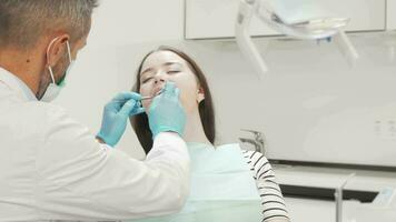 joven mujer teniendo dental chequeo a el clínica video