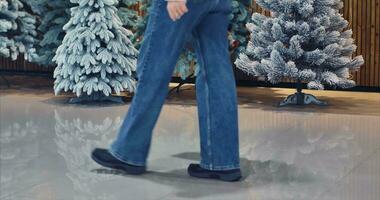 en flicka promenader genom en stor handla Centrum mot de bakgrund av dekorerad jul träd video