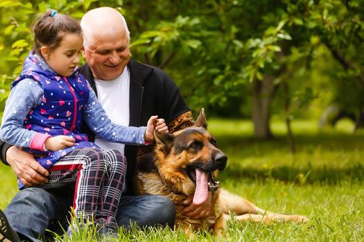 hermosa nieta visitando su mayor tipo abuelo. foto