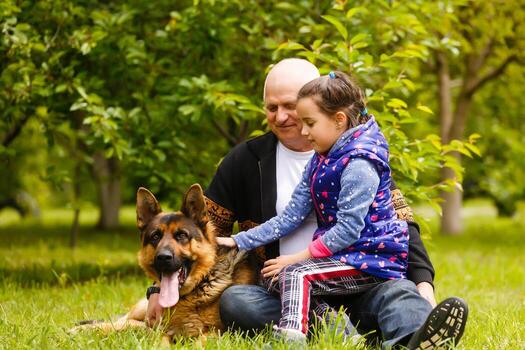 hermosa nieta visitando su mayor tipo abuelo. foto