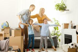 familia Moviente dentro su nuevo hogar foto