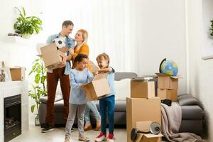 contento familia Moviente hogar con cajas alrededor foto