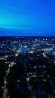 Antenne Aussicht von beleuchtet Luton Stadt von England. Oktober 24., 2023 video