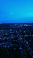 aérien vue de illuminé luton ville de Angleterre. octobre 24, 2023 video