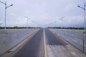 sin escalas velocidad camino purbachal Autopista la carretera en dhaka-bangladesh foto