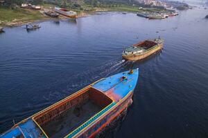 aéreo ver paisaje de arena mamparas buques con industrial zona en sialakhya río, narayanganj, Bangladesh foto