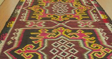 Samarcande tapis est Fait main, fabriqué selon à ancien classique les technologies. il est couvert avec nationale motifs et ornements. video