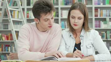 Università coppia studiando insieme a il biblioteca video