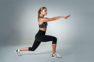 extensión rutina de ejercicio postura por un mujer en estudio gris antecedentes foto
