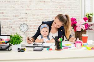 mamá y mujer de negocios trabajando con ordenador portátil computadora a hogar y jugando con su bebé muchacha. foto