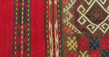 samarkand tapijt is handgemaakt, gemaakt volgens naar oude klassiek technologieën. het is gedekt met nationaal patronen en ornamenten. video