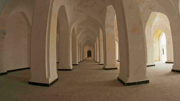 passage tussen kolommen en bogen in de miriarab madrasa complex. video