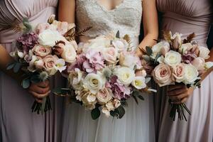 ai generado nupcial ramo de flores en manos de el novia y acicalar, Boda flores, novia y damas de honor participación su ramos de flores a Boda día, ai generado foto