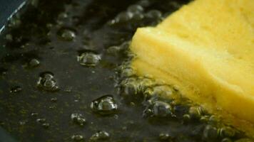 cucinando con un' crostini pane nel un' padella con olio bollente, dettaglio video