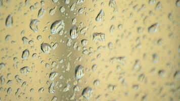 gotas de lluvia corredizo y que cae en el vaso de un ventana un lloviendo día video