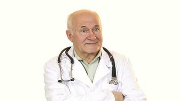 Sénior Masculin médecin avec une stéthoscope souriant à le caméra video