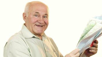 Lycklig senior man använder sig av en Karta leende glatt video
