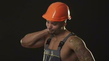 bonito muscular construcionista fricção dele pescoço olhando desapontado video