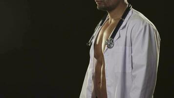 athlétique musclé homme portant blouse et stéthoscope video