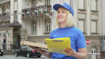 vriendelijk pizza levering vrouw glimlachen naar de camera terwijl werken in de stad video