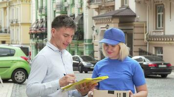 femmina Corriere consegna un' pacchetto per giovane uomo su città strada video