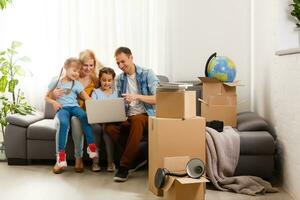 grande familia Moviente dentro un nuevo departamento. habitación con vacío paredes, nuevo comienzo. foto