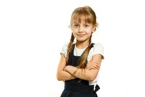 pequeño gracioso niña en camisa. aislado en blanco antecedentes. bebé niña en escuela. el niño niña con libros de texto niña estudiando. foto