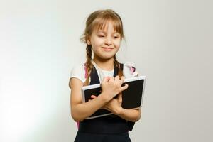 pequeño niña utilizando tableta computadora. aislado en blanco antecedentes. foto