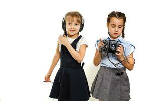 dos pequeño colegialas. educación, moda, amistad concepto. foto