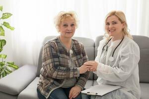 más viejo paciente y médico son sonriente foto