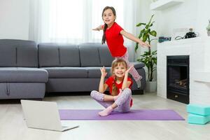 longitud total imagen pequeño muchachas teniendo divertido a hogar juguetón activo niño muchacha. gracioso ocio actividades, deportivo sano estilo de vida concepto foto