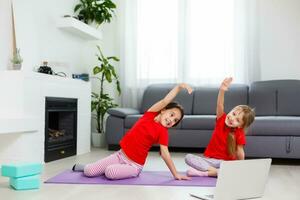 longitud total imagen pequeño muchachas teniendo divertido a hogar juguetón activo niño muchacha. gracioso ocio actividades, deportivo sano estilo de vida concepto foto