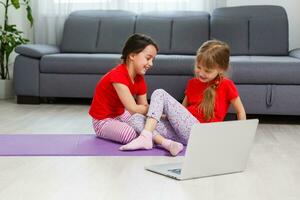 longitud total imagen pequeño muchachas teniendo divertido a hogar juguetón activo niño muchacha. gracioso ocio actividades, deportivo sano estilo de vida concepto foto