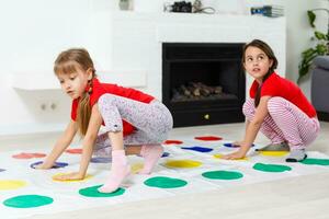 dos contento muchachas en para niños ropa con entusiasmo jugar en el piso. foto