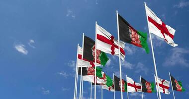 Afganistán y Inglaterra banderas ondulación juntos en el cielo, sin costura lazo en viento, espacio en izquierda lado para diseño o información, 3d representación video